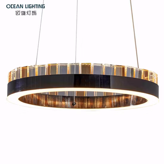 Abbina il moderno soffitto in metallo e cristallo dell'hotel con lussuosi lampadari e lampade a sospensione
