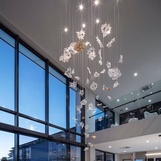 Lampadario a LED moderno con decorazione a forma di candela in vetro dorato