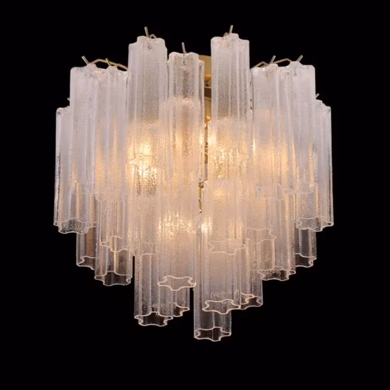 Design creativo, decorazione della hall dell'hotel, grande lampadario rotondo in oro